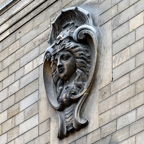 Médaillon ornant la façade principale de l'École Spéciale d'Architecture (avant ravalement)